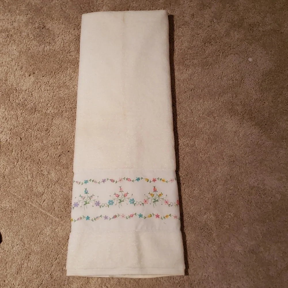 New Vintage Oscar De La Renta bath towel Royal Family Cannon floral embroidery